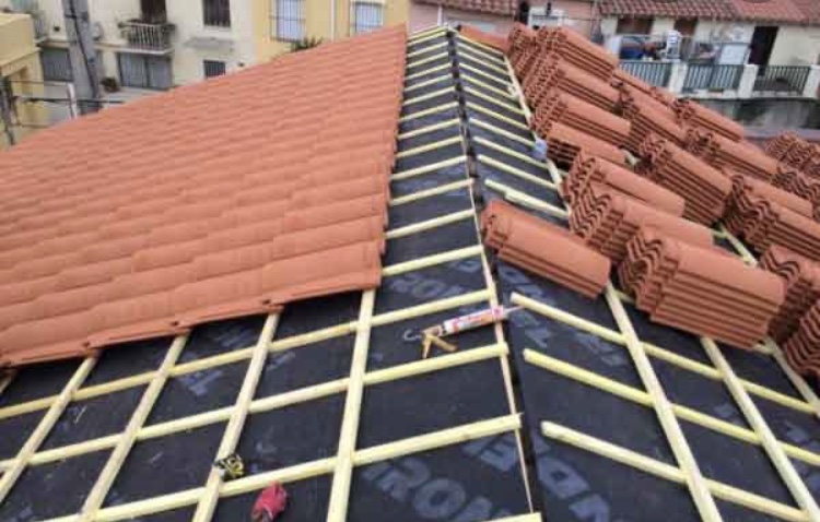 Pose tuiles couverture toiture à Saint Julien de concelles 44450 artisan couvreur Deloriere